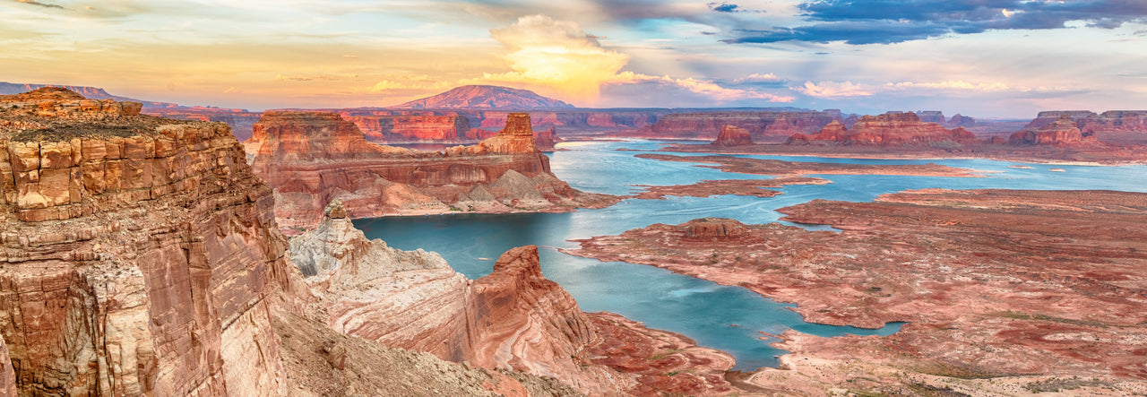  Scenic view of lake powell at sunset, Alstrom Point, Arizona, USA 